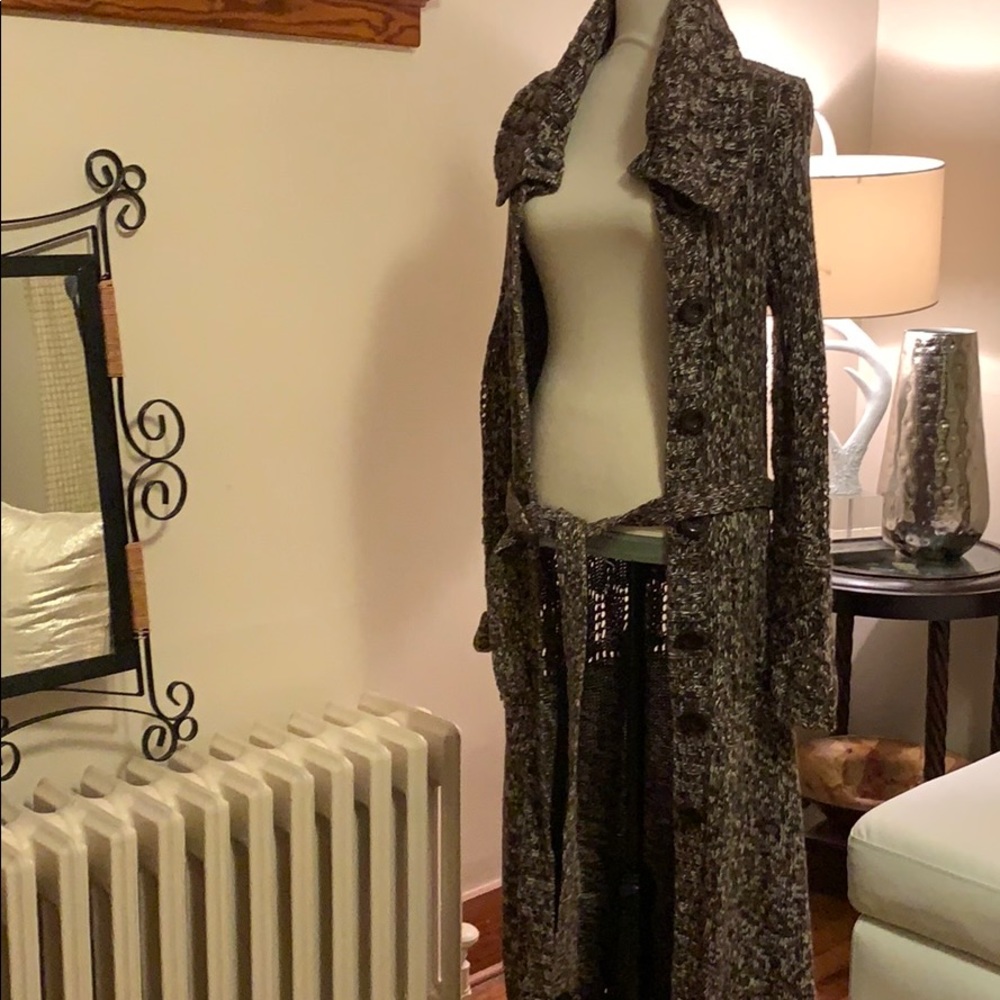 MODA International Long knit sweater with belt